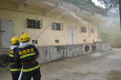 海峽科化龍巖三家單位聯(lián)合舉行民爆物品儲(chǔ)存反恐怖（縱火）應(yīng)急預(yù)案演練。兼職消防人員撲滅倉(cāng)庫(kù)火��?��?葉莉攝[2].jpg