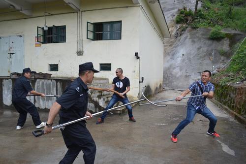海峽科化龍巖三家單位聯(lián)合舉行民爆物品儲(chǔ)存反恐怖（縱火）應(yīng)急預(yù)案演練。圖為保衛(wèi)人員與暴恐嫌疑人搏斗��?葉莉攝[2].jpg
