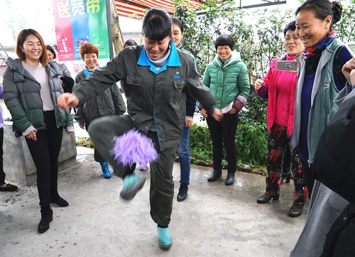 葉莉：龍巖分公司女工委開展三八節(jié)戶外活動(dòng)。圖為踢毽子比賽。[2].jpg
