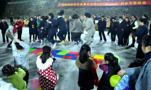 永春分公司三八節(jié)活動：光腳跳“指壓板”。（陳宏金）[3].jpg