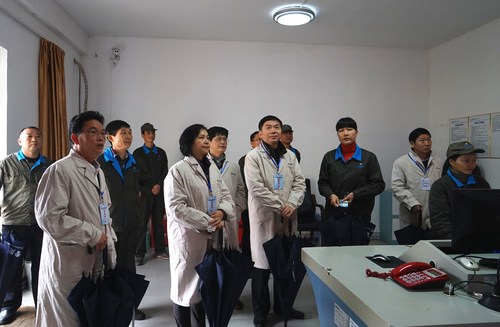 省國資委第二外派監(jiān)事會主席林志坤到海峽科化龍巖分公司調(diào)研。圖為調(diào)研組深入車間監(jiān)控室。葉莉攝[3].jpg