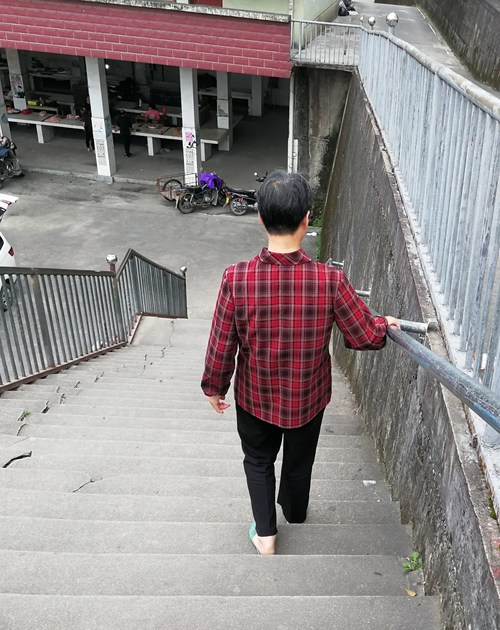 鄭若男：愛(ài)心扶梯獲職工群眾點(diǎn)贊 (1)[2].jpg
