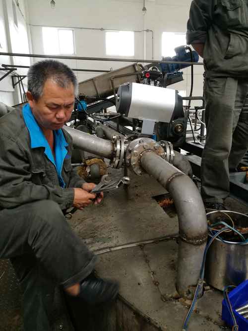 廖日長：液銨下料管路進行技術改造現場.jpg