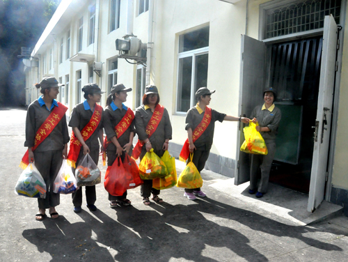 陳宏金：永春分公司女工協(xié)管員到生產(chǎn)一線送清涼。.jpg