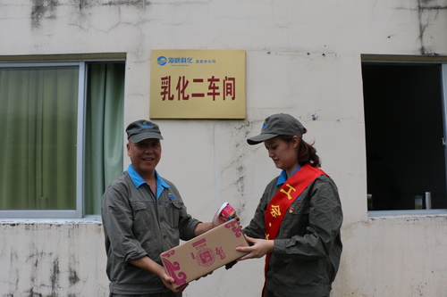 張力燕：龍巖分公司女工委組織女工黨員開展“戰(zhàn)高溫、防酷暑、保安全”送清涼活動1.jpg