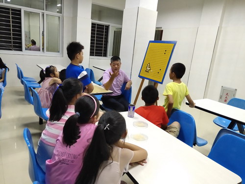 劉敏 付書記義務(wù)教授孩子們圍棋知識_調(diào)整大小.jpg