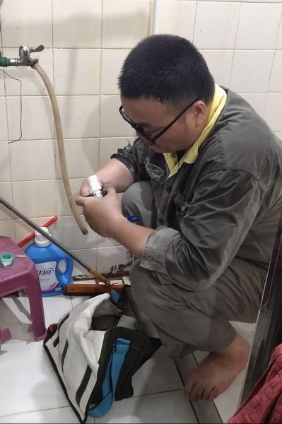 便民維修服務(wù)隊(duì)小辜上門(mén)為分公司職工維修漏水水龍頭_調(diào)整大小.jpg