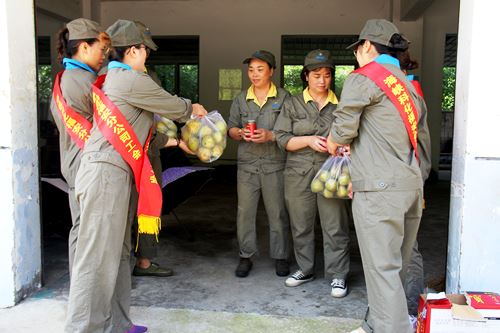 陳宏金：福安分公司工會、女工委到生產(chǎn)一線為職工送清涼�?.jpg