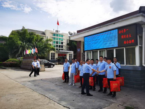 永安雙華公司李維德：永安雙華公司工會積極開展夏季“送清涼、保安全”活動_調整大小.jpg