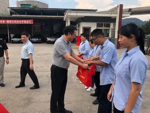 永安雙華公司吳泉艷：海峽科化黨委書記、董事長吳彩洪為雙華公司員工送清涼現(xiàn)場_調(diào)整大小.jpg