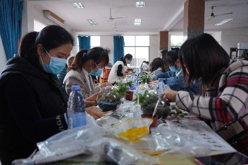 烽林連珂瑩：烽林分公司舉辦慶“三八”花藝、微景觀植物DIY活動(dòng)3~1.jpg
