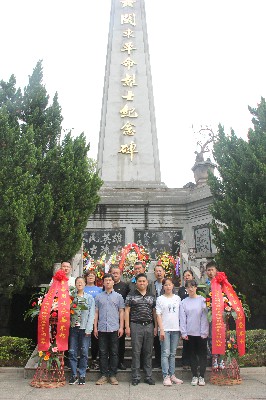 陳宏金：圖為機(jī)關(guān)黨支部祭掃活動(dòng)現(xiàn)場(chǎng)~1.jpg