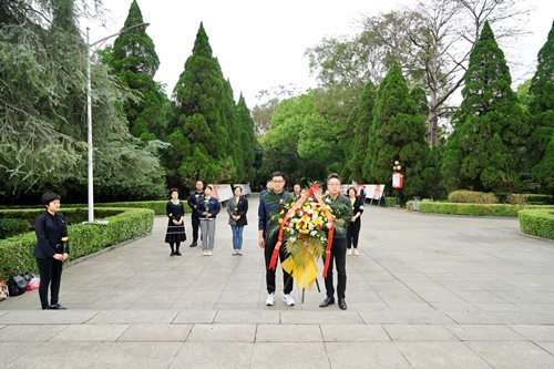 吳瑤：敬獻花籃（改）.jpg
