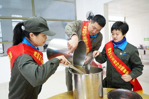 吳瑤聯(lián)合機(jī)關(guān)二黨支部開展“寒冬送溫暖，真情暖人心”主題黨日活動(dòng)~1.jpg