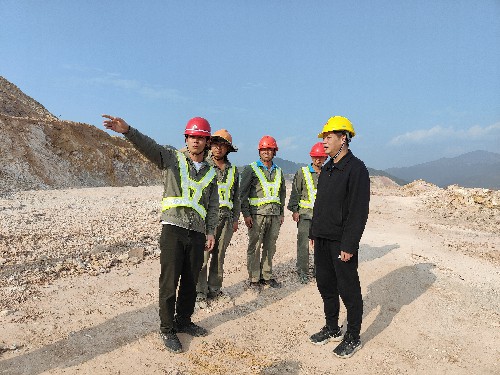民化建設(shè)+楊紅�?福建龍鋼項(xiàng)目土石方爆破工程現(xiàn)場(chǎng)~1.jpg
