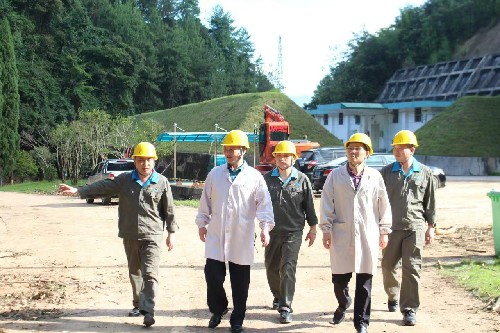 海峽科化永安分公司荊東杰：省機電控股公司黨委委員、副總經(jīng)理吳大文到海峽科化永安分公司調(diào)研指導(dǎo)汛期災(zāi)后自救及復(fù)工復(fù)產(chǎn)工作照�?~1.jpg