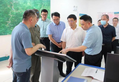 格式工廠省機電控股公司黨委副書記、總經(jīng)理董飛龍，黨委委員、副總經(jīng)理吳大文一行到海峽科化永安分公�?.jpg