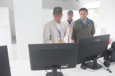 格式工廠福安胡廷淦：圖為顏建議一行到車間現(xiàn)場(chǎng)調(diào)研指導(dǎo) (1).jpg