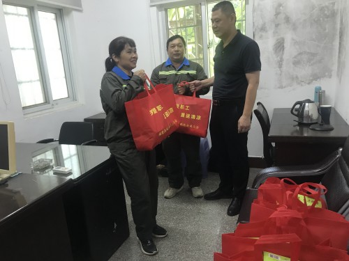 格式工廠民化建設 林江�?海峽科化公司黨委委員、副總經(jīng)理祁忠清到民化建設公司開展夏送清涼活�?.jpg