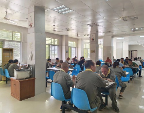 格式工廠職工在食堂升級改造后就餐.jpg